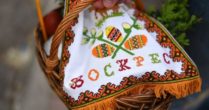 Что обязательно положить в пасхальную корзину: священник назвал основные продукты