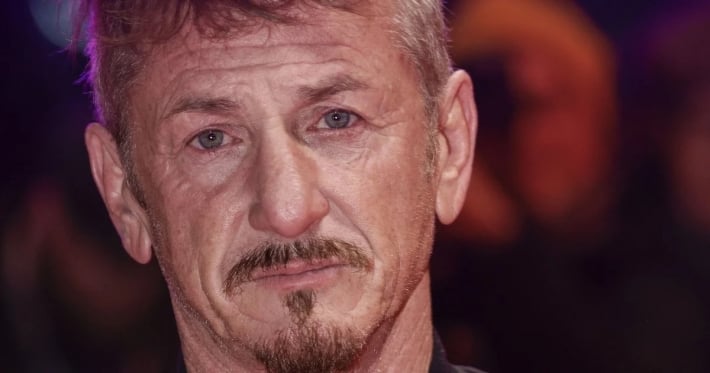 Шон Пенн получил символический "Оскар" в Украине: награду сделали из вагона, поврежденного атакой РФ