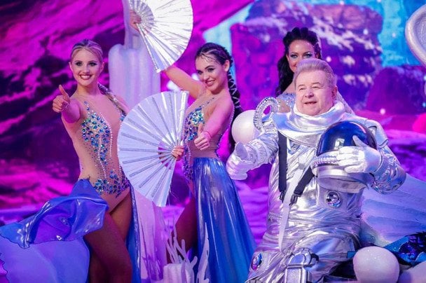 Закінчив ПТУ в Горлівці, працював машиністом електровоза в шахті.