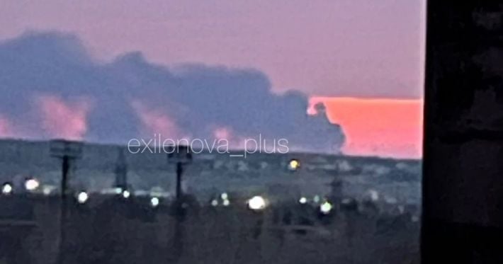 Во временно оккупированном Луганске прогремели взрывы: над городом поднялся густой дым