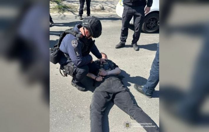 В Одессе мужчина с гранатой и оружием открыл стрельбу посреди улицы