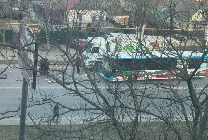 В оккупированном Мелитополе на улице Ломоносова автобус протаранил фуру