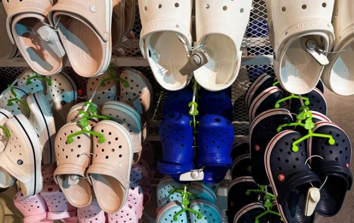 Удобство или скрытая угроза? Подолог раскрыла всю правду о влиянии кроксов на здоровье стоп