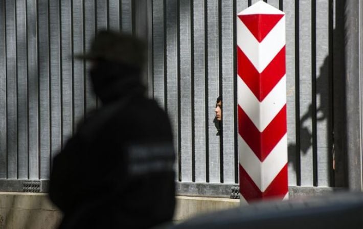 Барьер против гибридных угроз: Польша развернула масштабное строительство «колючего» заграждения на границе с Беларусью