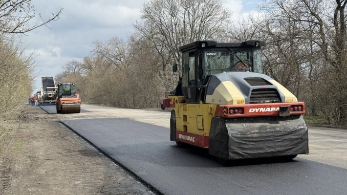 Через ямы и трещины: в Запорожье начали ремонт дорог