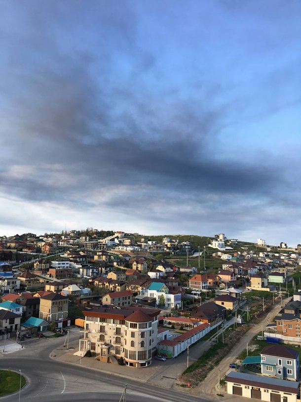  Екологи попереджають, що через забруднення можливі кислотні дощі в регіонах, де проходить хмара.