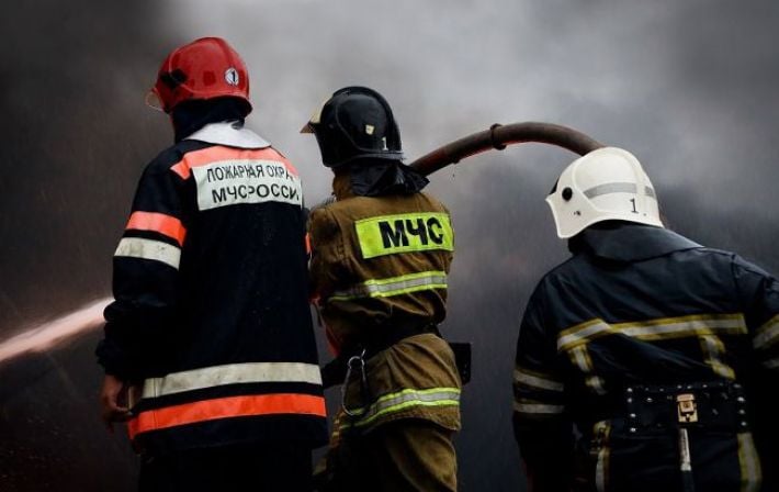 Черный шлейф над Черным морем: появились кадры масштабного пожара на НПЗ в Туапсе