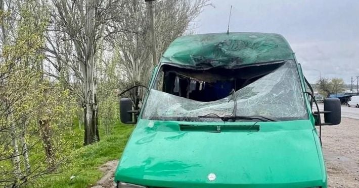 Дрон ударил по маршрутке: на Днепропетровщине ранены гражданские, среди них ребёнок