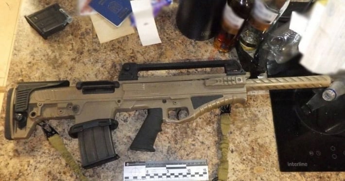 Ходил с оружием во дворе ЖК: что известно о мужчине, задержанном в Киеве с карабином и патронами