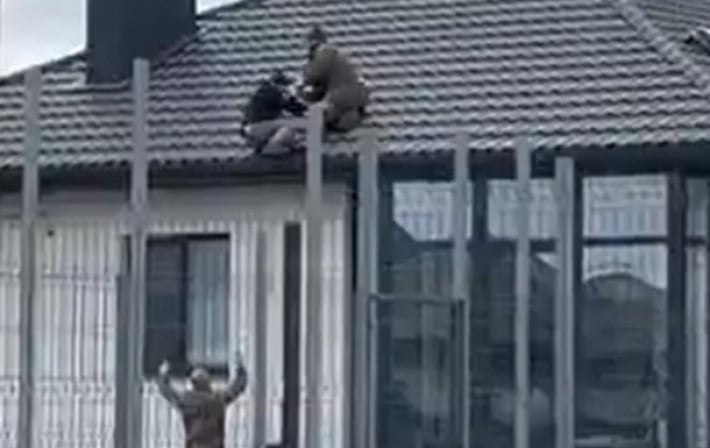 Инцидент под Луцком: во время задержания мужчина упал с крыши вместе с военным