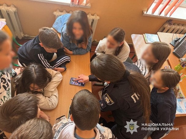 Правоохоронці закликають молодь утримуватися від участі в сумнівних інтернет-трендах, а батьків — приділяти більше уваги вихованню дітей та контролювати їхню діяльність у соціальних мережах.