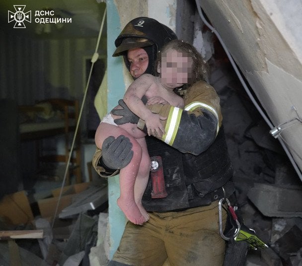 Серед них — вагітна жінка та двоє маленьких дітей: семимісячний хлопчик і дворічна дівчинка. Дев’ятьох постраждалих госпіталізували, четверо перебувають у тяжкому стані. 4