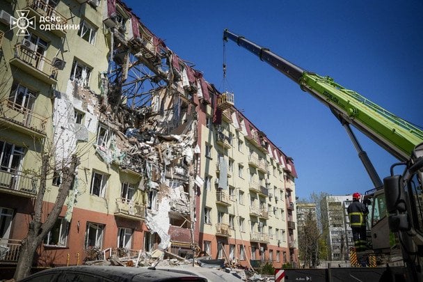 Серед них — вагітна жінка та двоє маленьких дітей: семимісячний хлопчик і дворічна дівчинка. Дев’ятьох постраждалих госпіталізували, четверо перебувають у тяжкому стані.