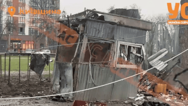 Поруч розташовані школа та дитячий садок, де вибуховою хвилею вибило вікна саме під час початку занять.