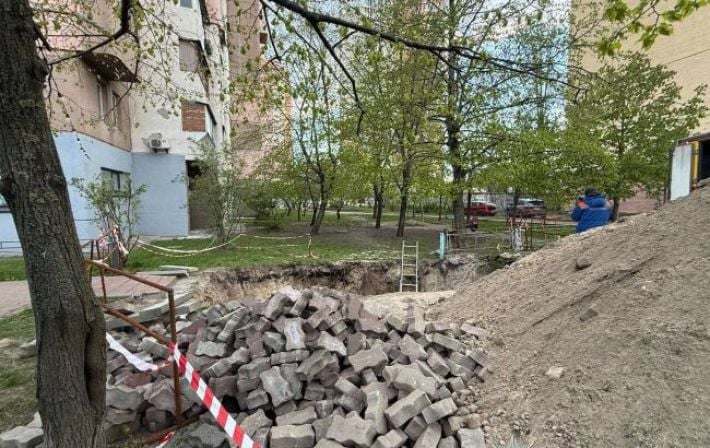 Опасная прогулка по Оболони: девушка провалилась в неогражденную яму с водой, полиция открыла дело