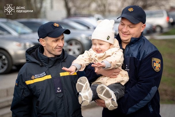 У ДСНС також підкреслили, що в погляді Кароліни — страх і біль, які не властиві дитині такого віку.