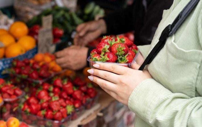 Клубничный сезон 2026: откуда везуть первые ягоды и когда цены станут «слаще»