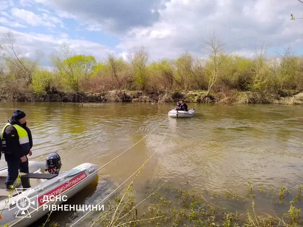 Работы продолжаются без перерывов — спасатели постепенно обследуют территорию вниз по течению реки, надеясь обнаружить ребенка.