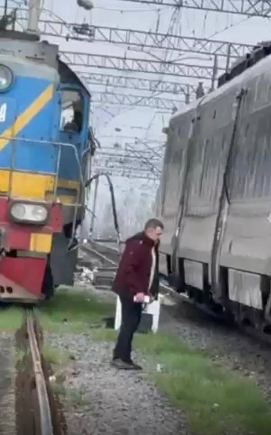 У суботу вдень, 18 квітня, у Вінницькій області зіткнулися тепловоз та поїзд "Інтерсіті+", в якому було майже 600 пасажирів. Наразі за ними їде підмінний поїзд.