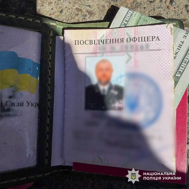У поліції наголосили, що підозрювані не мають жодного стосунку до військових структур і лише видавали себе за їхніх представників, використовуючи підроблені документи та фальшиві номерні знаки для безперешкодного пересування.