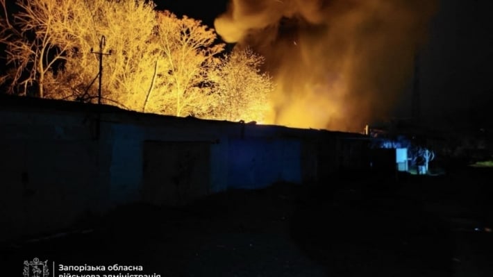 Россияне обстреляли Запорожский район КАБами: есть погибший и раненая