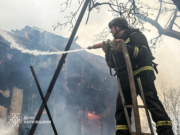 На місці працюють два підрозділи ДСНС, медики та офіцери-спасателі місцевого громадського формування.