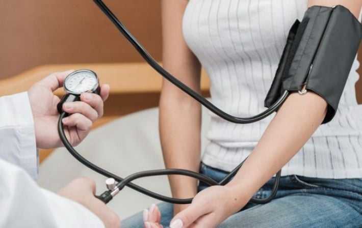 Давление в норме без лекарств: три утренние привычки, которые изменят ваше самочувствие