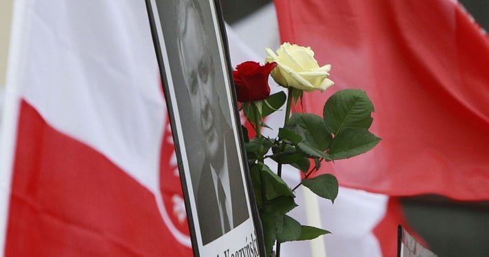 В балаклавах и с лозунгами: в Смоленске устроили провокацию у мемориала жертв катастрофы