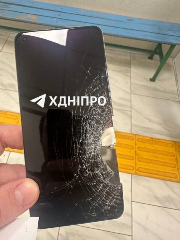 Во время российской атаки беспилотниками в Днепре произошёл необычный инцидент — обломок дрона попал в мобильный телефон, который держал в руках местный житель.