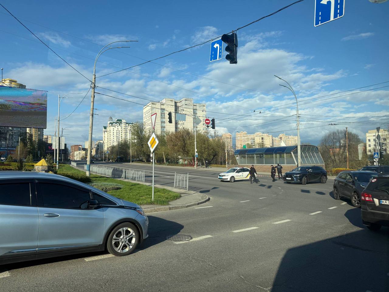 Згодом у мережі з’явилася інформація, що чоловік міг бути озброєний автоматичною зброєю та забарикадувався всередині супермаркету, де могли залишатися люди.