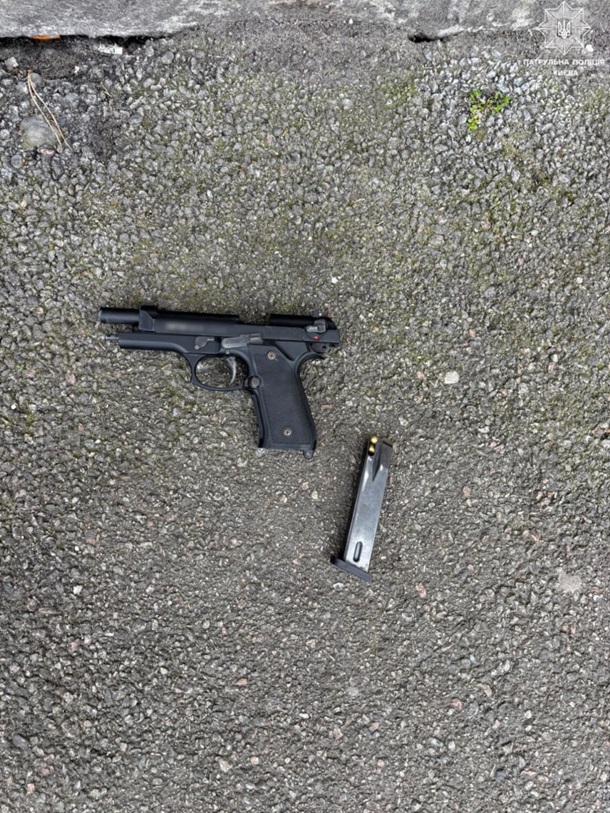 Йому провели поверхневу перевірку та виявили предмет, схожий на зброю.