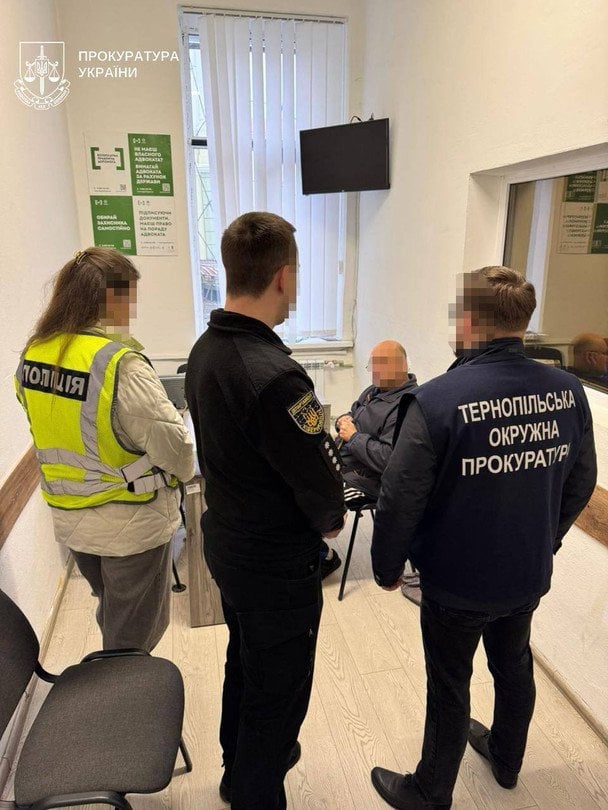 Підозрюваний перебуває під вартою.