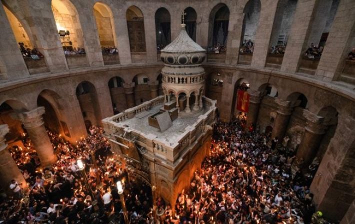 В Иерусалиме сошел Благодатный огонь: святыню готовят к доставке в Украину