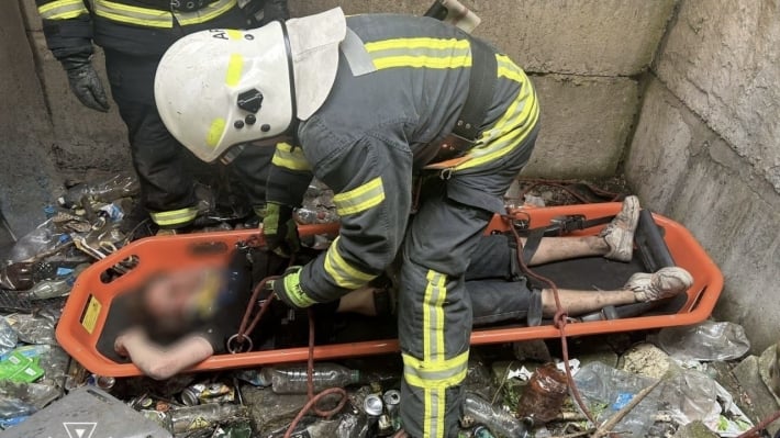 В Запорожье мужчина упал в трёхметровую яму: выжил ли он?