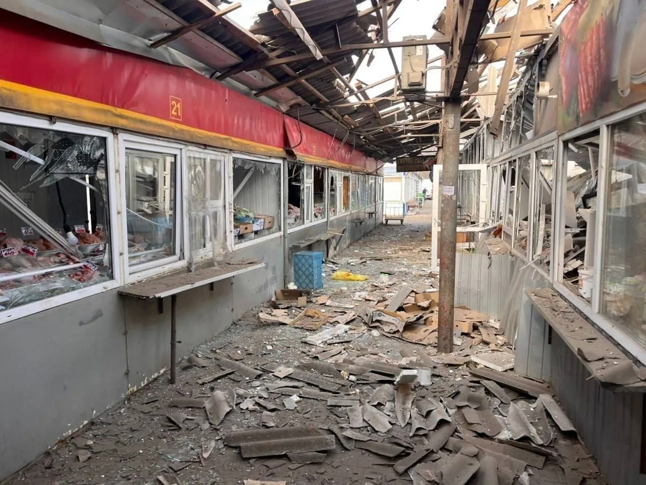 Российские войска нанесли удар по местному рынку, где в тот момент находились мирные жители.