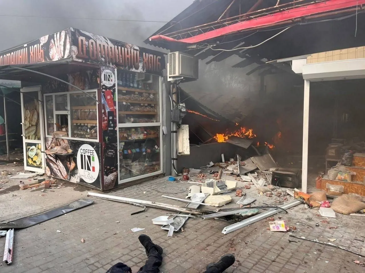 За попередніми даними, внаслідок атаки загинули щонайменше п’ятеро людей, ще понад два десятки отримали поранення.