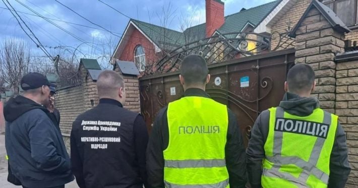 Вся кровать и пол в деньгах: 50-летняя женщина организовала бордель в хостеле