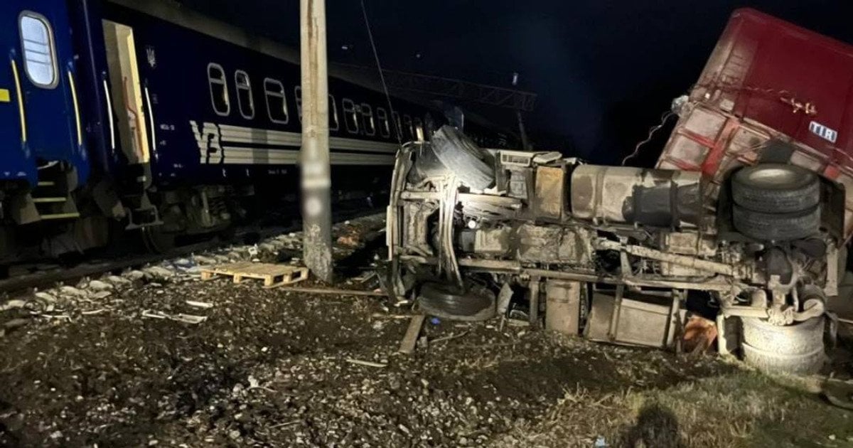 Сейчас железнодорожники ликвидируют последствия происшествия и организовывают дальнейшее движение поездов.