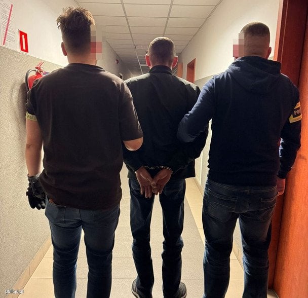 На месте полицейские провели проверку — алкотест показал более 2 промилле алкоголя в организме мужчины.