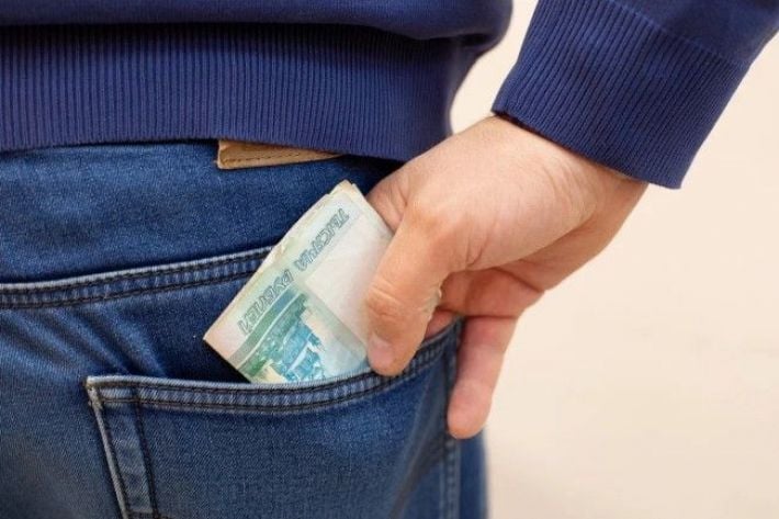 Зашел в гости - ушел с деньгами: на Мелитопольщине гость обокрал хозяйку