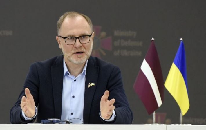 Глава Минобороны Латвии ушел в отставку после инцидента с дронами над страной