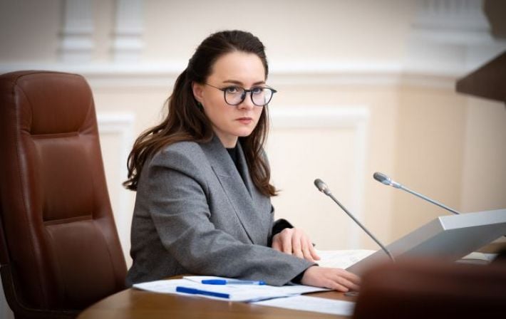 Кабмин смягчил правила выезда для женщин-чиновниц: кто все еще под ограничениями