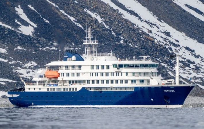 Карантинный причал: лайнер MV Hondius с хантавирусом на борту завершает рейс в порту Роттердама