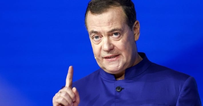 Медведев пригрозил Европе новыми ударами после падения российского дрона в Румынии