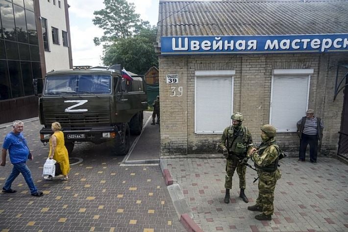 На Мелитопольщине новый уровень репрессий: гауляйтер угрожает тюрьмой за денежные переводы и хвалит доносчиков