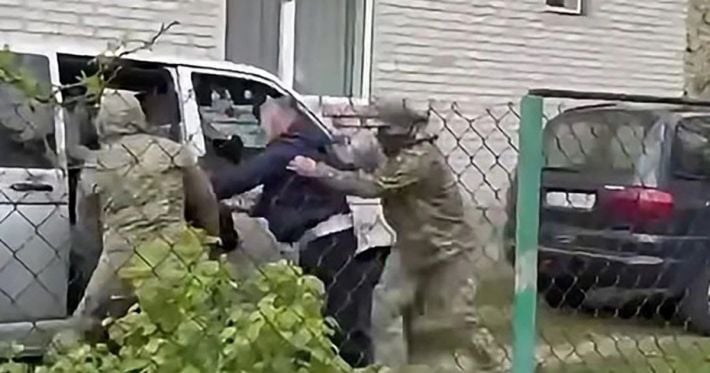 На Волыни сотрудники ТЦК заехали во двор и задержали троих мужчин: произошла потасовка