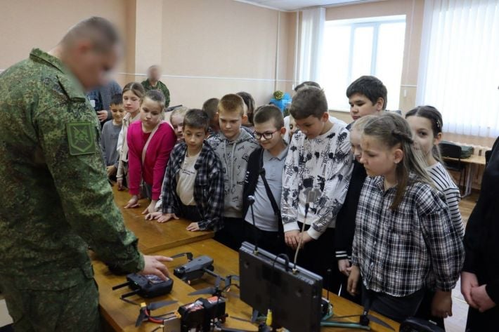 Оккупация сознания: Кремль официально закрепил превращение мелитопольских школ в центры военной пропаганды