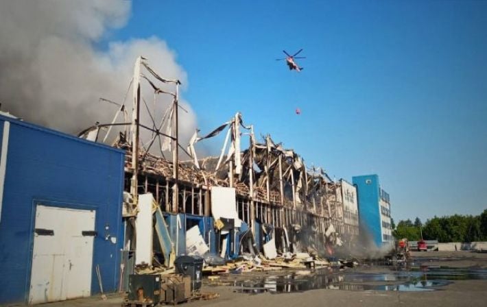 Адский периметр в Киевской области: ГСЧС привлекла авиацию и роботов для укрощения гигантского пожара на 10 000 кв. метров, вызванного ракетным ударом РФ