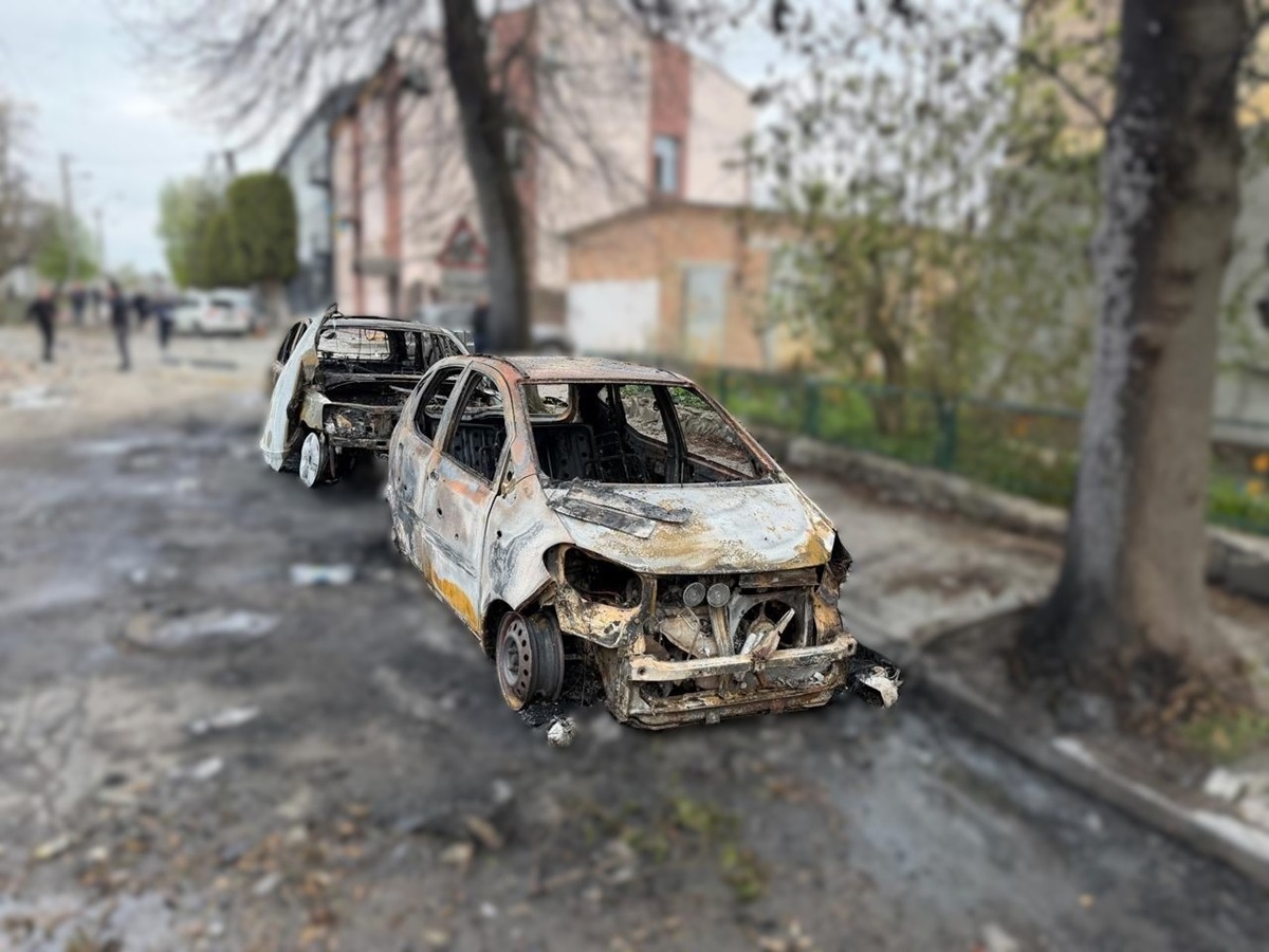 У будівлях вибило вікна, пошкоджено автомобілі та елементи цивільної інфраструктури.