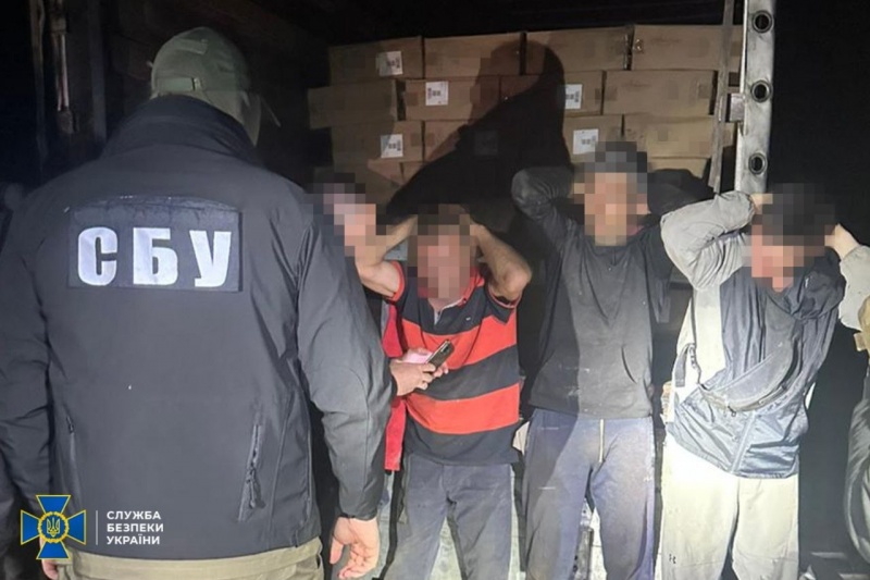 Під час обшуків в Одеській та Чернівецькій областях силовики вилучили понад 1800 коробів контрафактних цигарок, російський безпілотник із бойовою частиною, перероблену автоматичну зброю, засоби зв’язку та документацію.